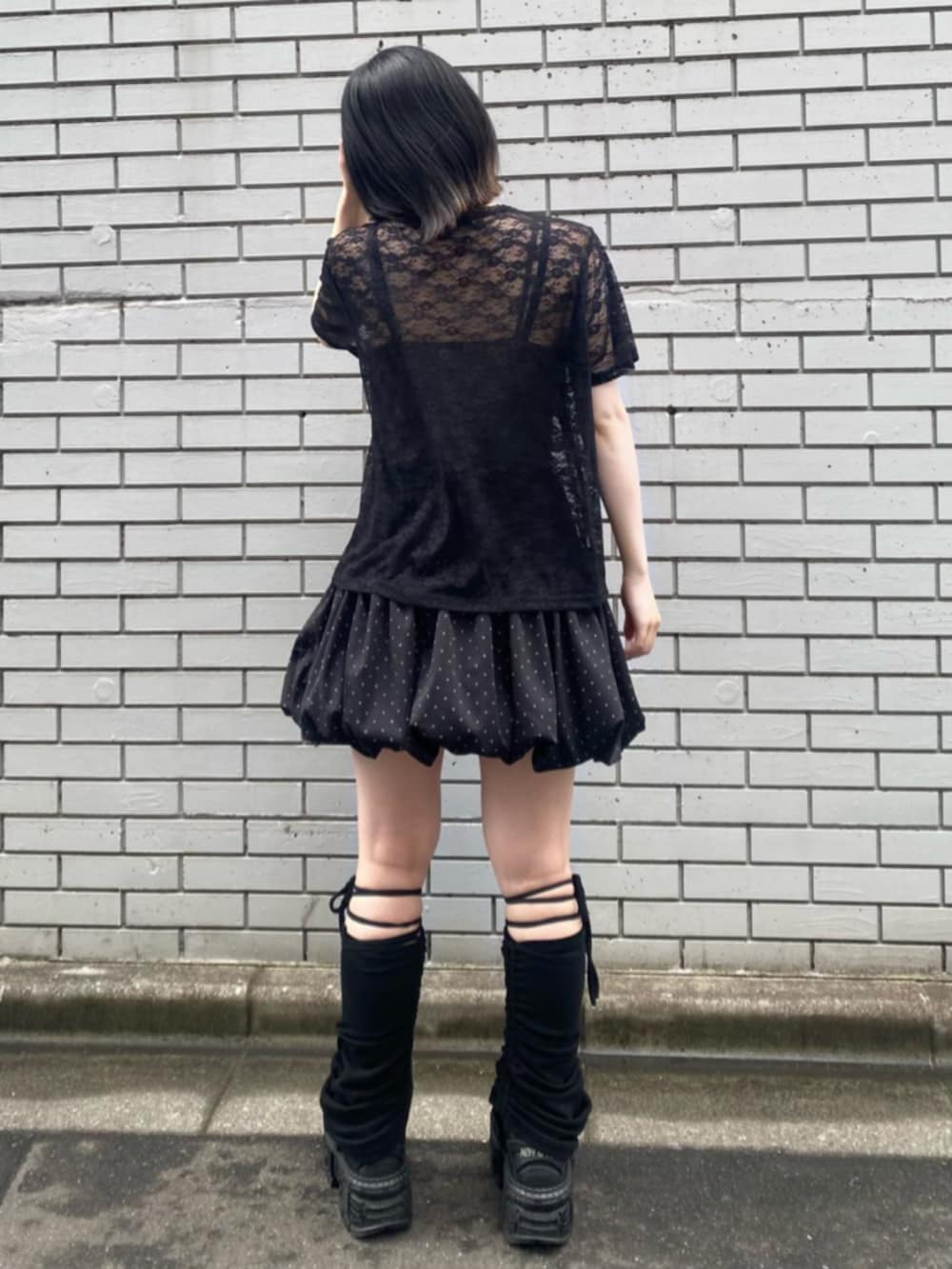 ブラック系のTシャツ/カットソー、ブラック系のスカートを着用したレディースの夏コーディネートの2枚目の写真