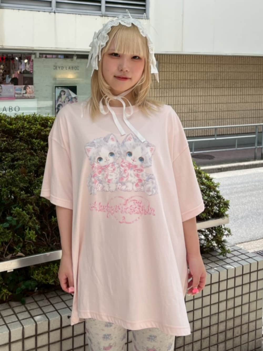 ベージュ系のその他パンツ、ピンク系のTシャツ/カットソー、ホワイト系のニットキャップ/ビーニーを着用したレディースの夏コーディネートの3枚目の写真