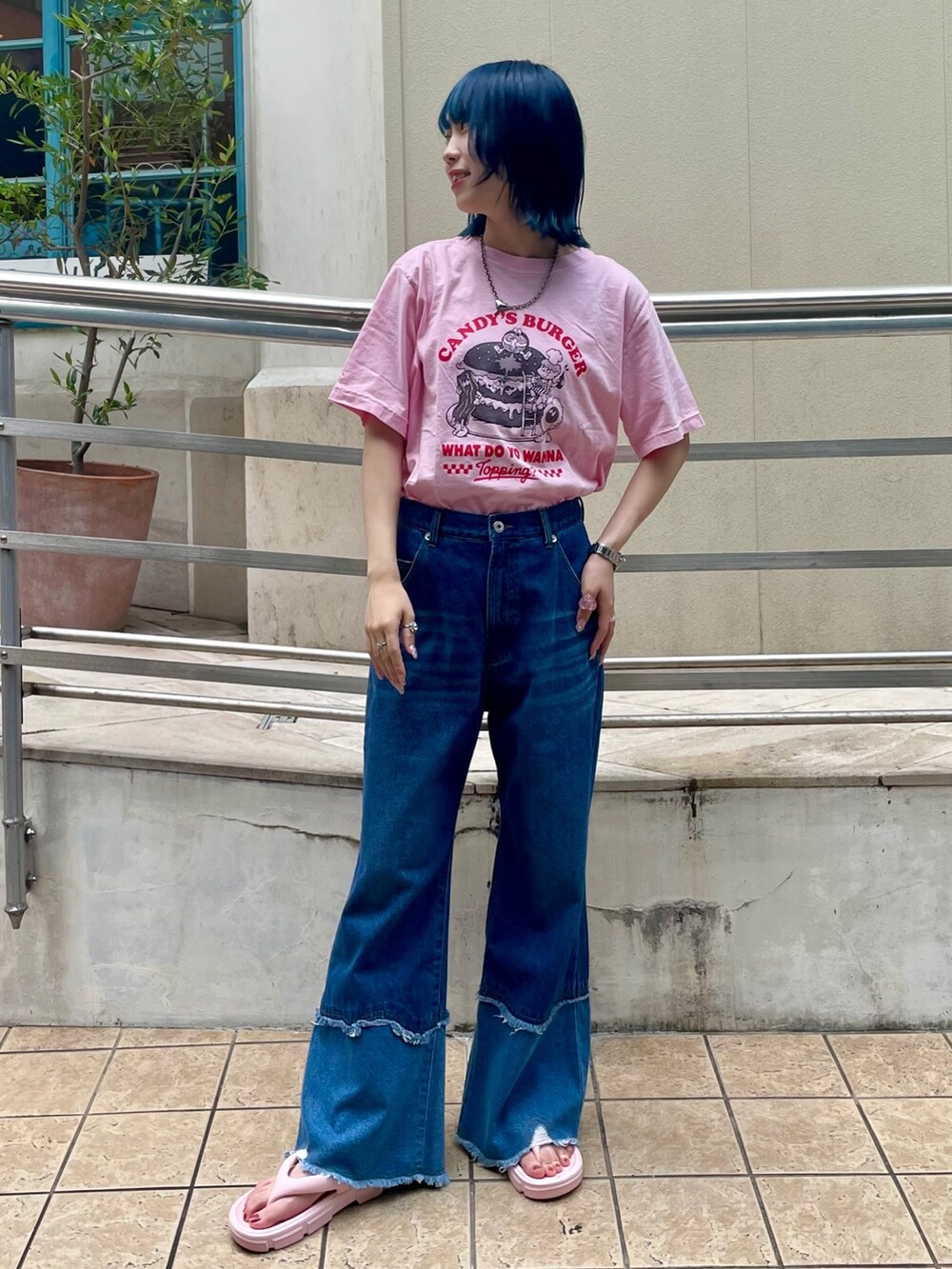 ブルー系のデニムパンツ、ピンク系のTシャツ/カットソーを着用したレディースの夏コーディネートの2枚目の写真