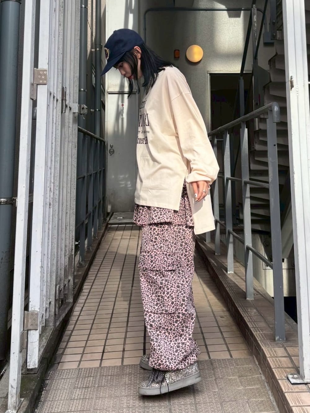 ピンク系のその他パンツ、ベージュ系のTシャツ/カットソーを着用したレディースの秋コーディネートの4枚目の写真