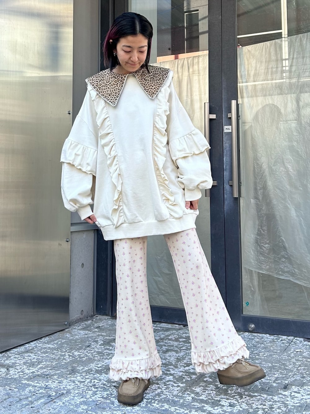 ブラック系のショルダーバッグ、ベージュ系のその他パンツ、ホワイト系のスウェットを着用したレディースの冬コーディネートの5枚目の写真