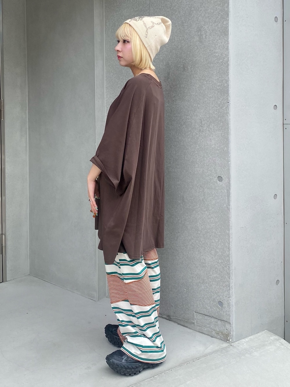 グリーン系のその他パンツ、ブラウン系のTシャツ/カットソー、ホワイト系のニットキャップ/ビーニーを着用したレディースの夏コーディネートの4枚目の写真