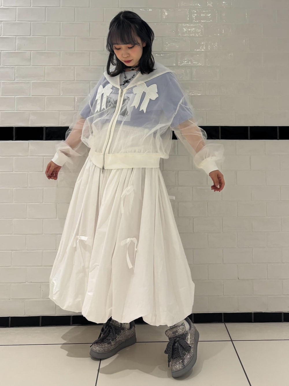 ホワイト系のブルゾン、ブルー系のTシャツ/カットソー、ホワイト系のスカートを着用したレディースの春コーディネートの3枚目の写真
