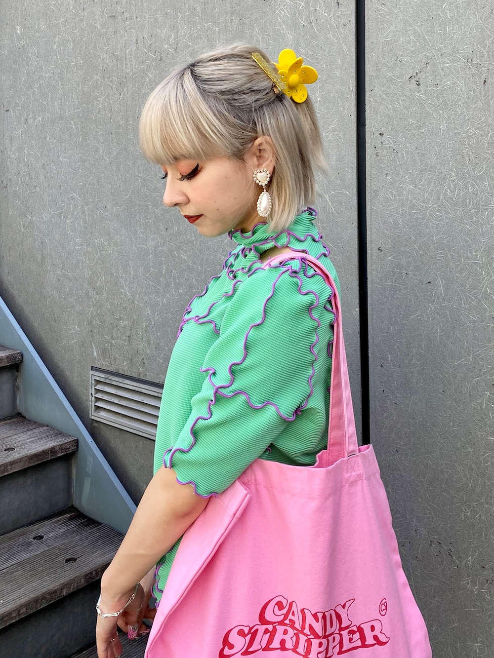 グリーン系のその他トップス、グリーン系のその他パンツ、ピンク系のトートバッグを着用したレディースの夏コーディネートの3枚目の写真