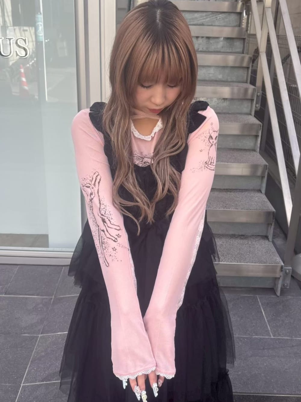 ピンク系のTシャツ/カットソー、ブラック系のワンピース、ブラック系のその他トップスを着用したレディースの春コーディネートの4枚目の写真