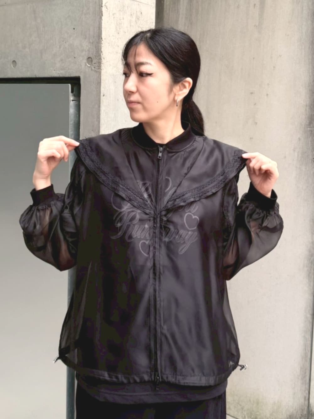 ブラック系のスウェットパンツ、ブラック系のブルゾン、ブラック系のTシャツ/カットソーを着用したレディースの春コーディネートの4枚目の写真