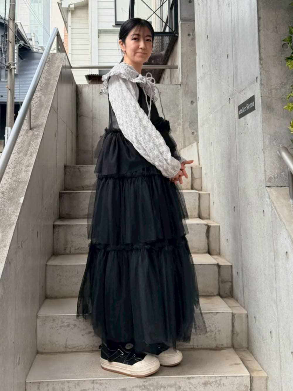 ブラック系のワンピース、グレー系のシャツ/ブラウスを着用したレディースの春コーディネートの2枚目の写真