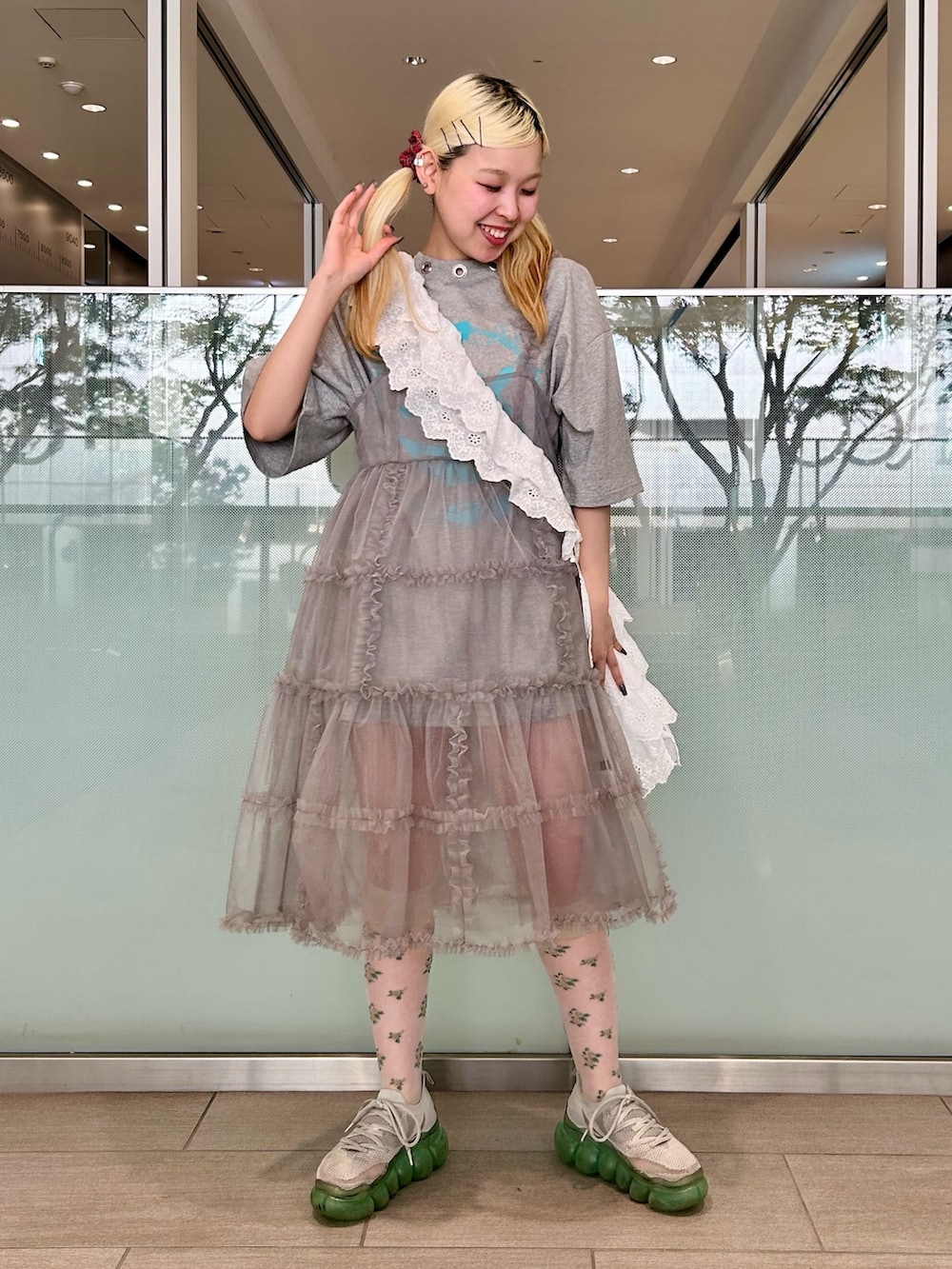 グレー系のTシャツ/カットソー、グレー系のワンピース、ホワイト系のショルダーバッグを着用したレディースの春コーディネートの2枚目の写真