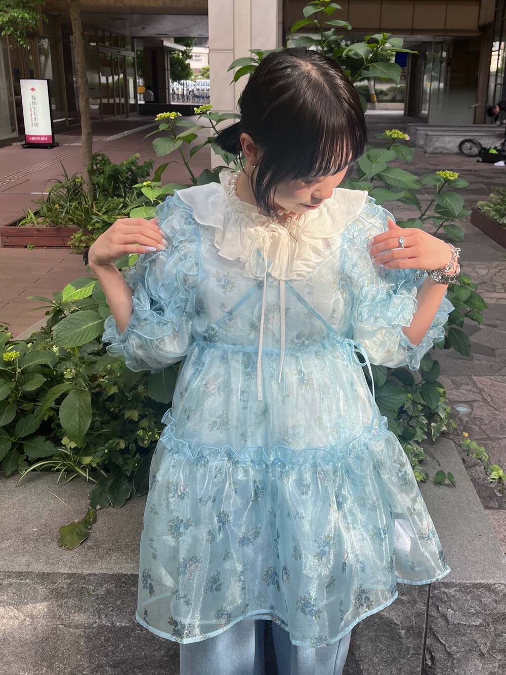 ブルー系のその他トップス、ホワイト系のシャツ/ブラウス、ブルー系のデニムパンツを着用したレディースの夏コーディネートの3枚目の写真
