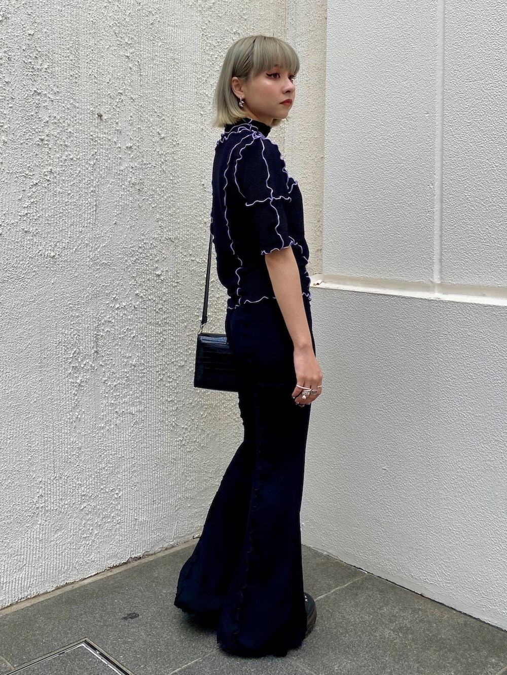 ブラック系のショルダーバッグ、ブラック系のその他パンツ、ブラック系のその他トップスを着用したレディースの夏コーディネートの2枚目の写真