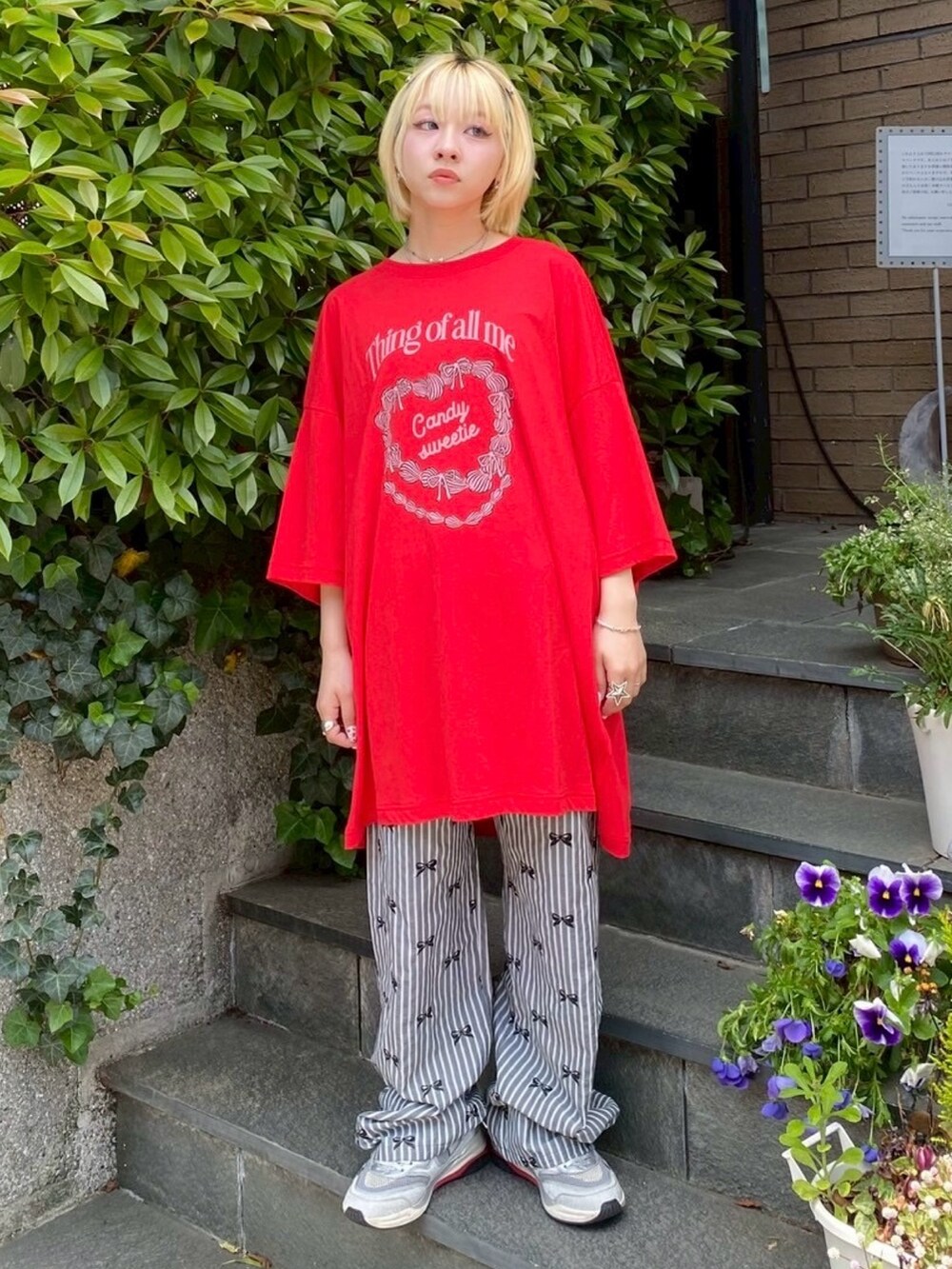 ホワイト系のその他パンツ、レッド系のTシャツ/カットソーを着用したレディースの春コーディネートの2枚目の写真