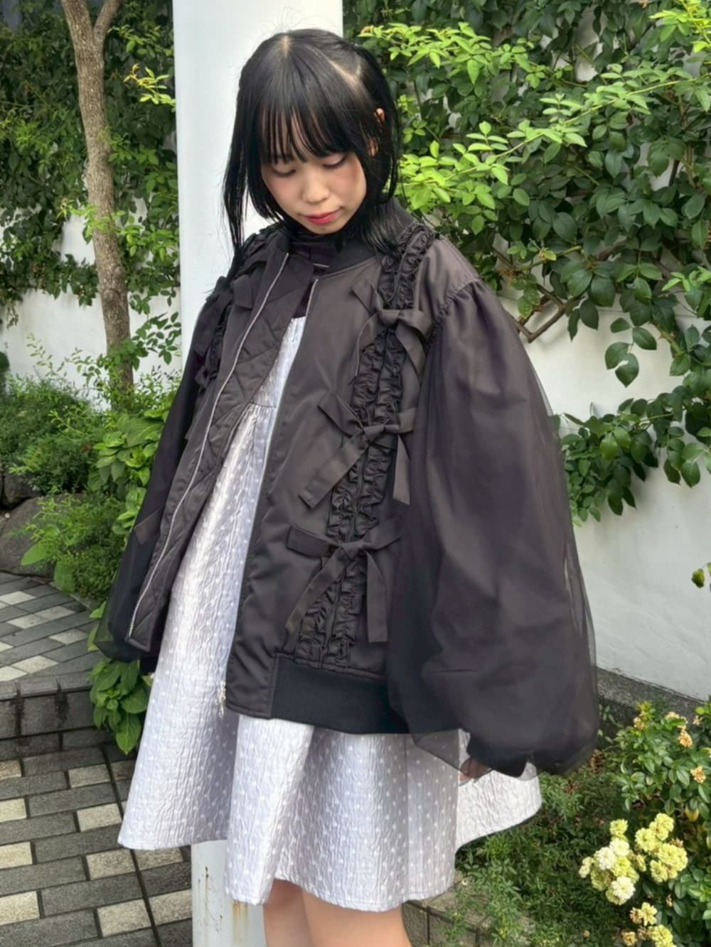 ブラック系のブーツ、ブラック系のMA-1、グレー系のTシャツ/カットソーを着用したレディースの冬コーディネートの3枚目の写真