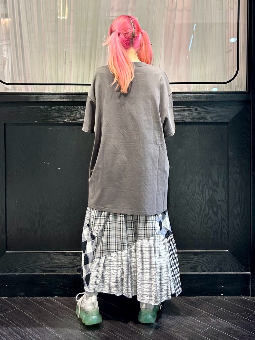 ブラック系のワンピース、グレー系のTシャツ/カットソーを着用したレディースの夏コーディネートの4枚目の写真