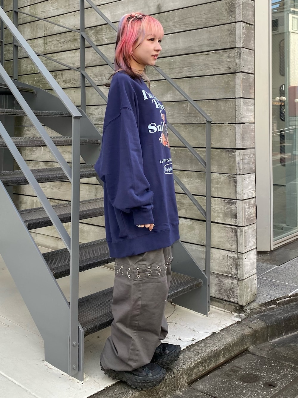 グレー系のその他パンツ、ブルー系のスウェットを着用したレディースの冬コーディネートの4枚目の写真