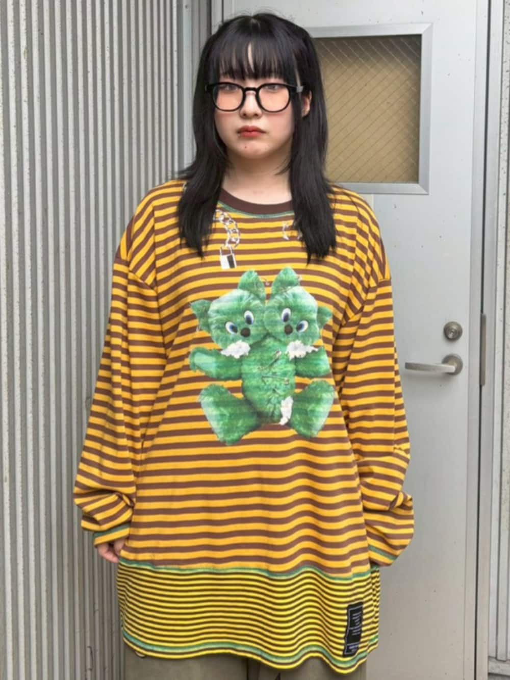 イエロー系のTシャツ/カットソーを着用したレディースの秋コーディネートの4枚目の写真