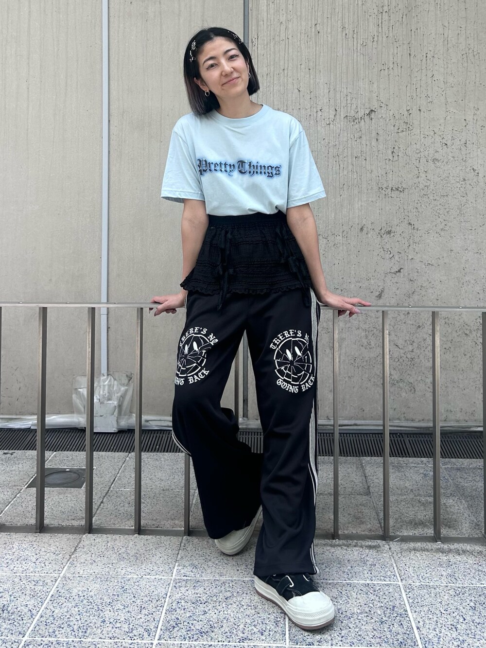 ブラック系のその他パンツ、ブラック系のスカート、ブルー系のTシャツ/カットソーを着用したレディースの春コーディネートの4枚目の写真