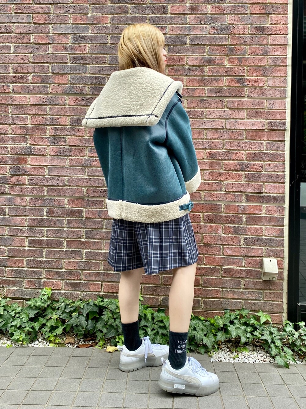 グレー系のスカート、ブルー系のその他アウターを着用したレディースの冬コーディネートの3枚目の写真