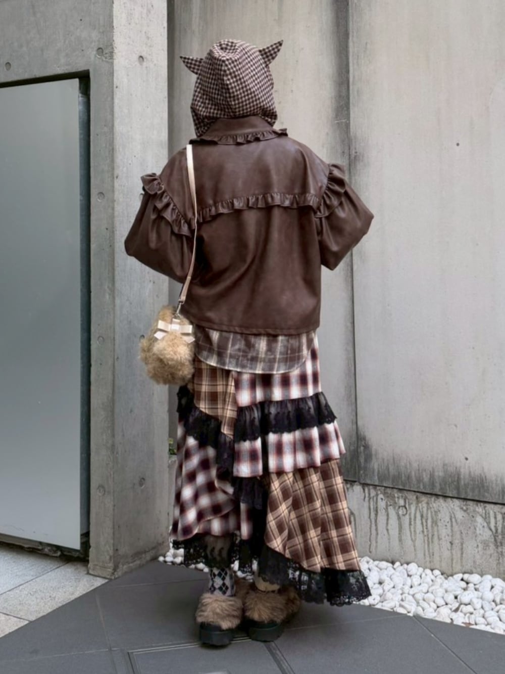 ベージュ系のショルダーバッグ、ブラウン系のブーツ、ブラウン系のシャツ/ブラウスを着用したレディースの冬コーディネートの4枚目の写真