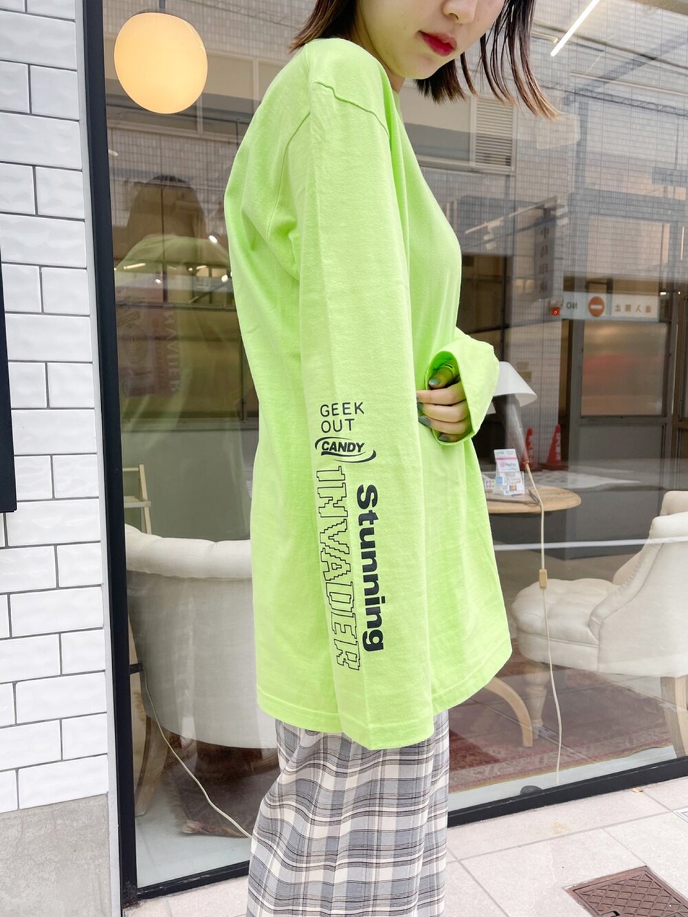 グリーン系のTシャツ/カットソー、ホワイト系のスニーカー、グレー系のその他パンツを着用したレディースの冬コーディネートの3枚目の写真