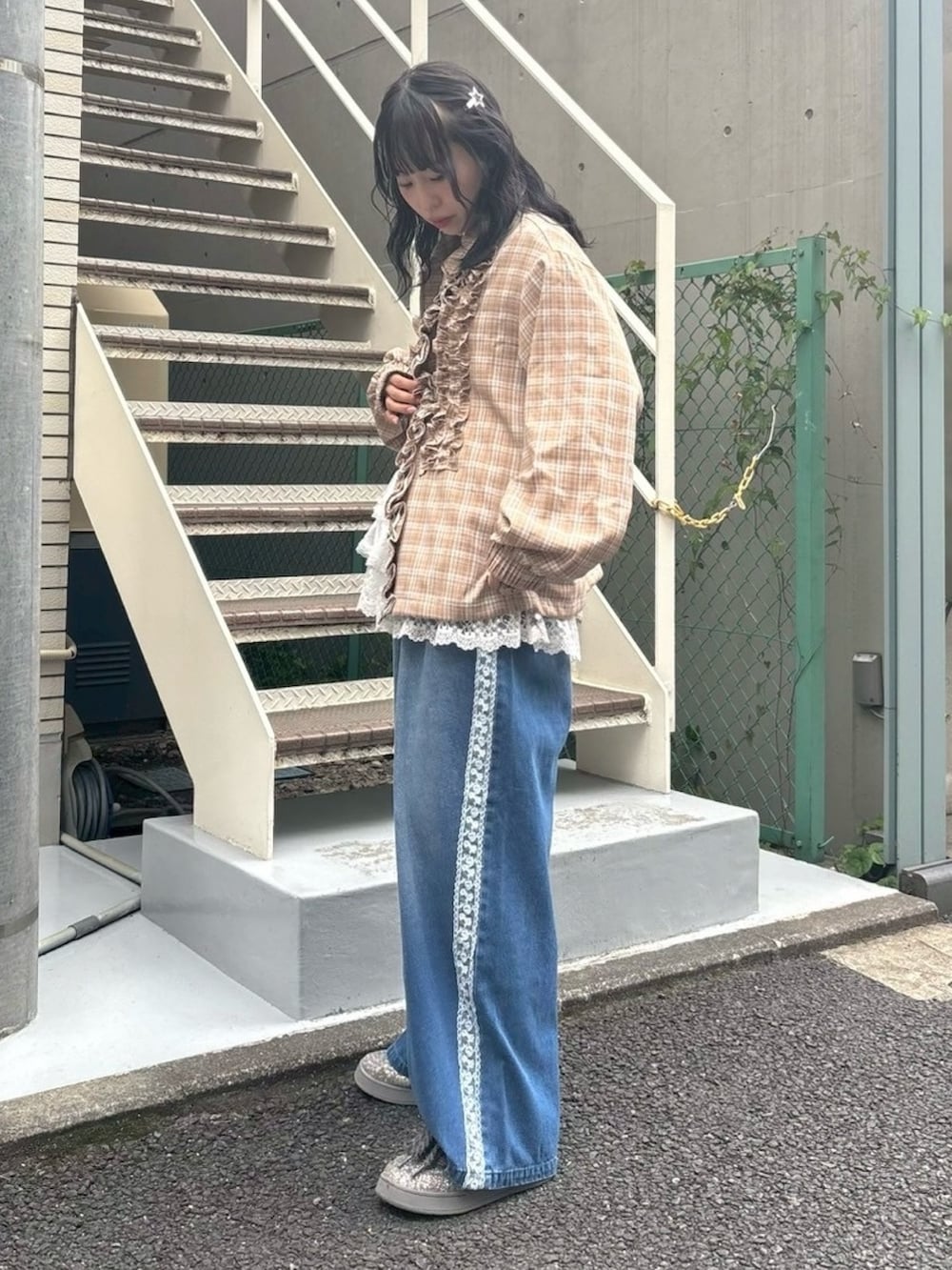 ブルー系のデニムパンツ、ホワイト系のTシャツ/カットソー、ベージュ系のノーカラージャケットを着用したレディースの秋コーディネートの4枚目の写真