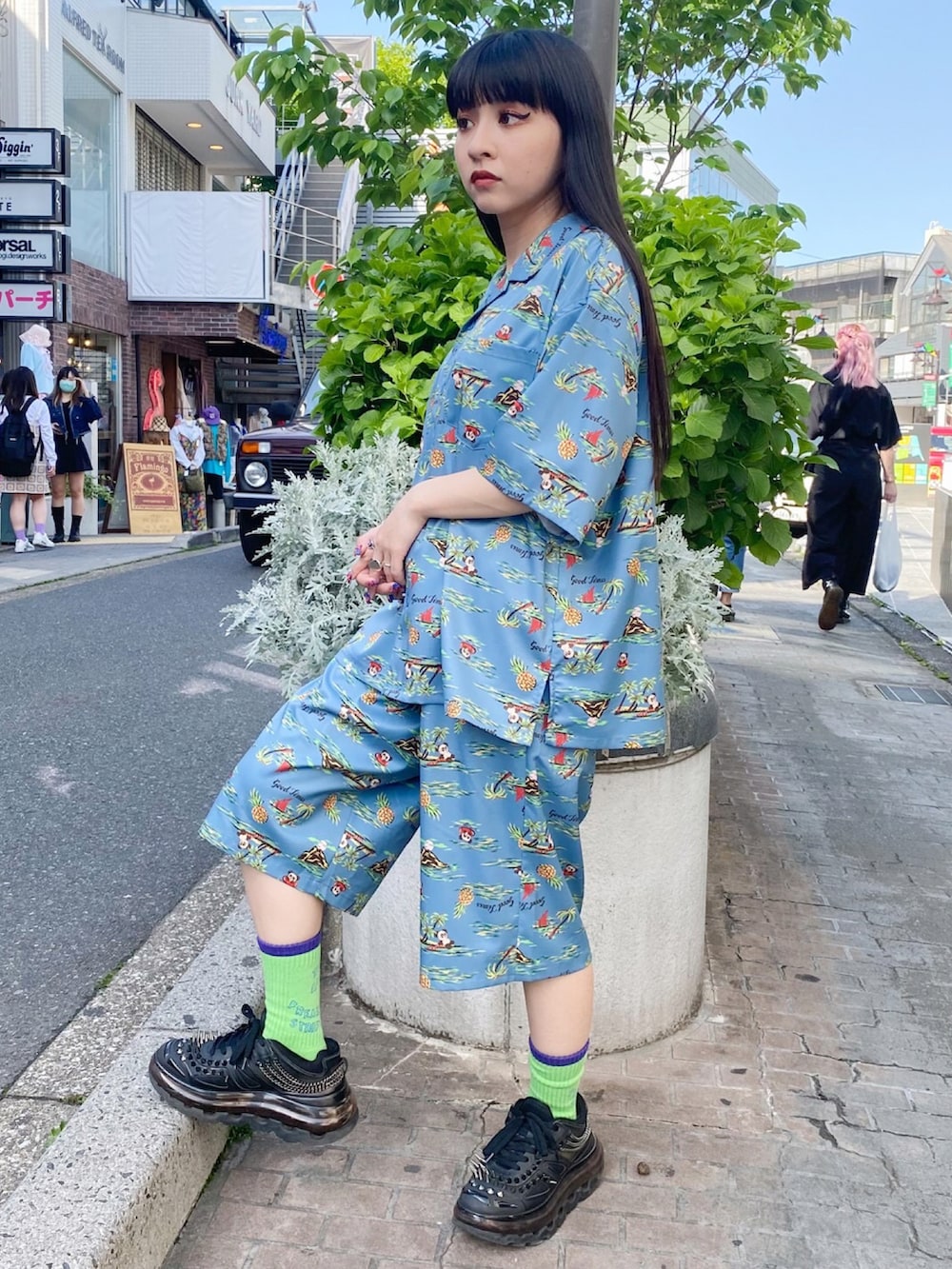 ブルー系のその他パンツ、ブルー系のシャツ/ブラウスを着用したレディースの春コーディネートの3枚目の写真