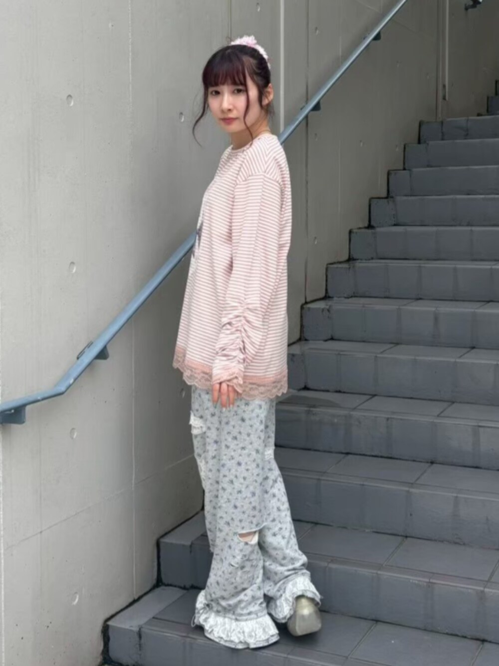 ピンク系のTシャツ/カットソー、グレー系のスウェットパンツを着用したレディースの秋コーディネートの2枚目の写真