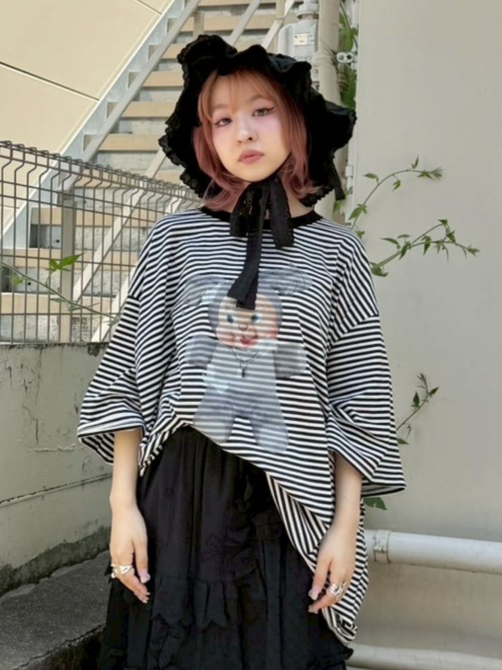 ブラック系のTシャツ/カットソー、ブラック系のスカート、ブラック系のハットを着用したレディースの夏コーディネートの3枚目の写真