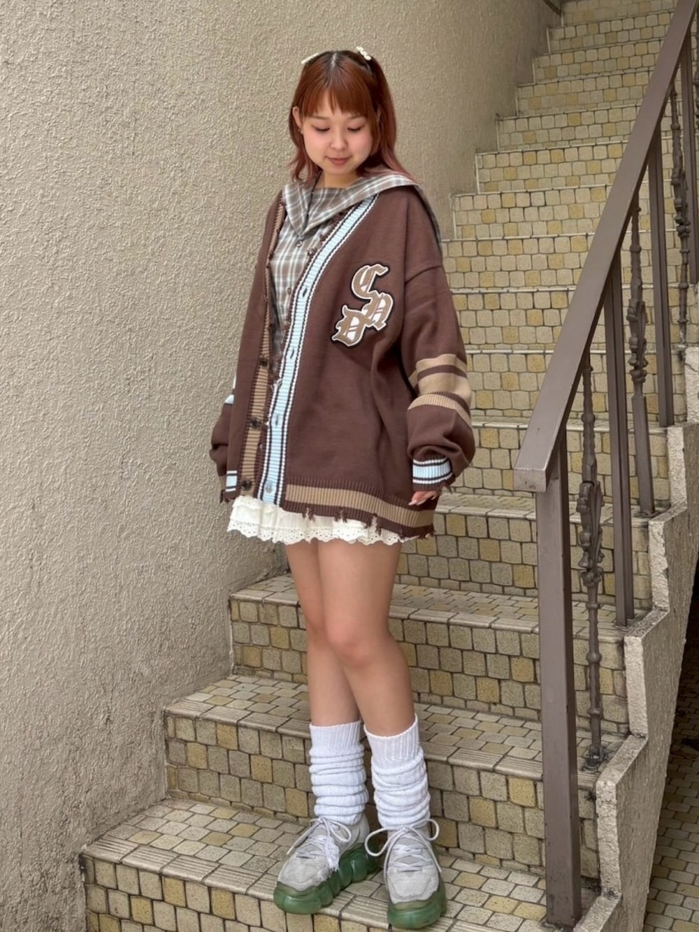 ホワイト系のスカート、ブラウン系のシャツ/ブラウス、ブラウン系のカーディガン/ボレロを着用したレディースの秋コーディネートの2枚目の写真