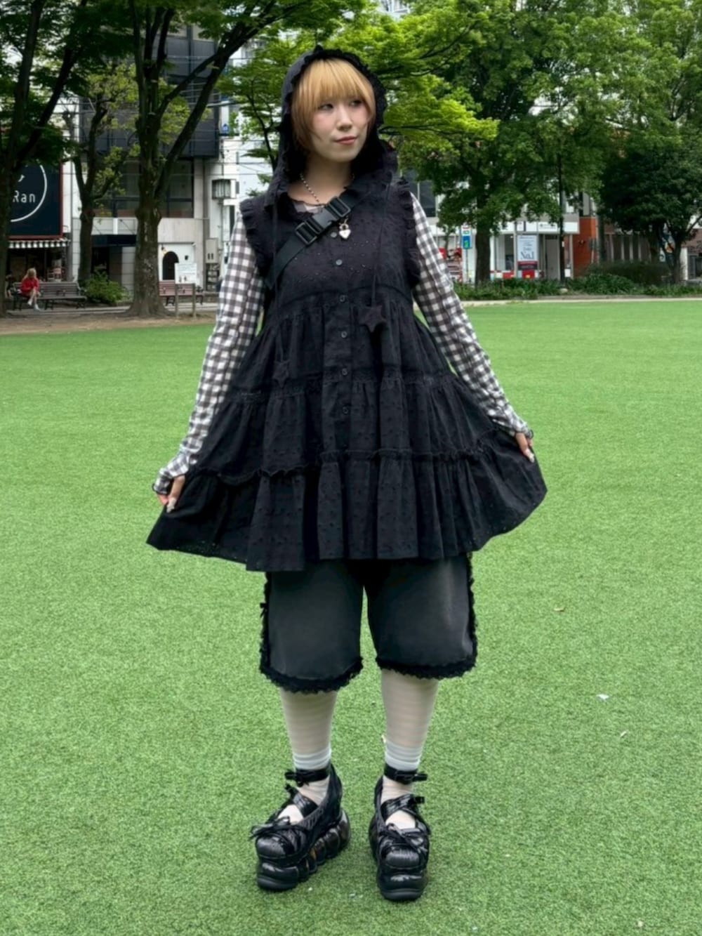 ブラック系のデニムパンツ、ブラック系のボディバッグ/ウエストポーチ、ブラック系のTシャツ/カットソーを着用したレディースの春コーディネートの2枚目の写真