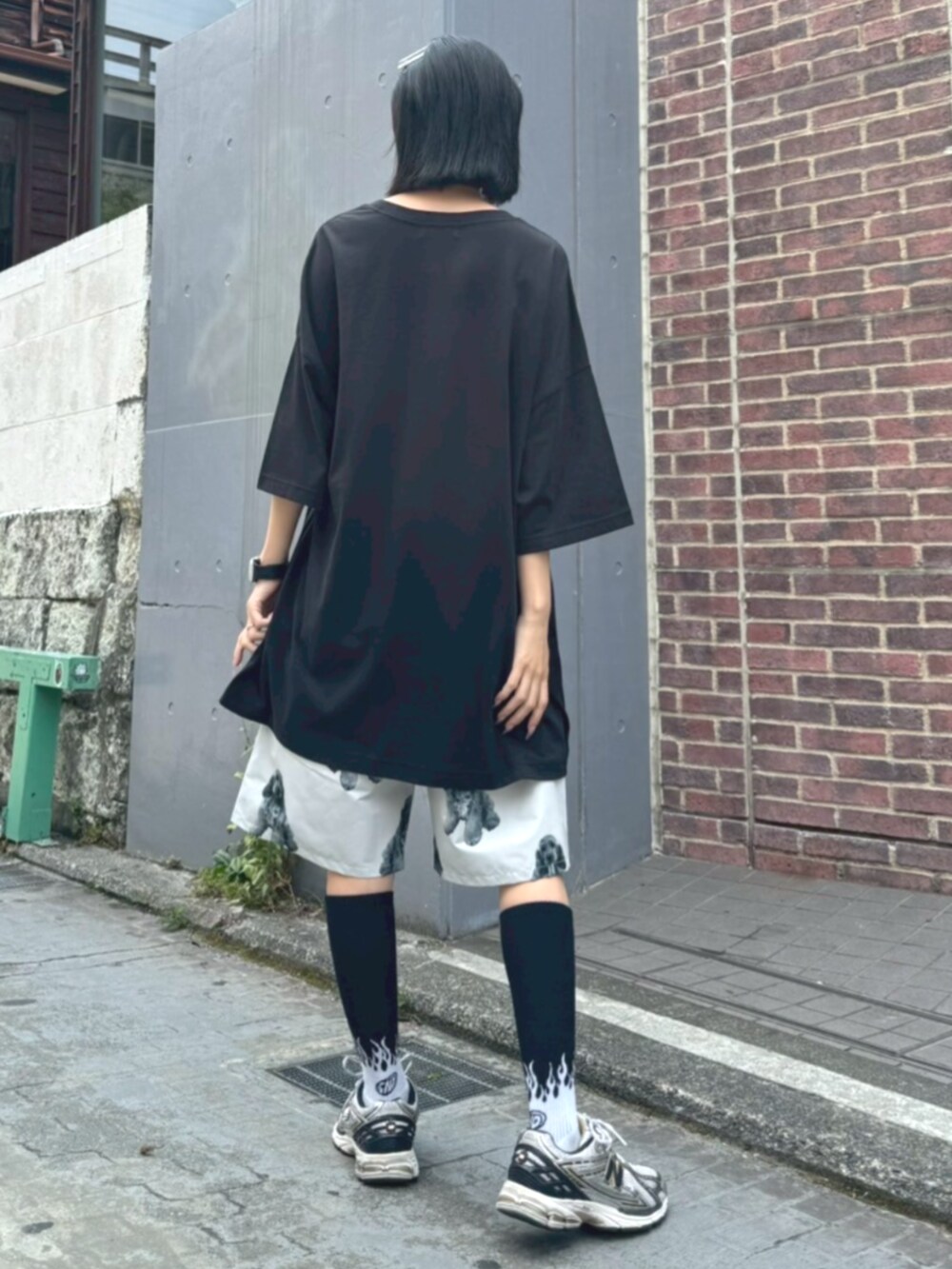 ブラック系のTシャツ/カットソー、グレー系のその他パンツを着用したレディースの夏コーディネートの3枚目の写真