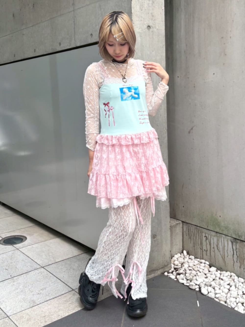 ホワイト系のその他トップス、グリーン系のワンピース、ピンク系のその他パンツを着用したレディースの夏コーディネートの2枚目の写真