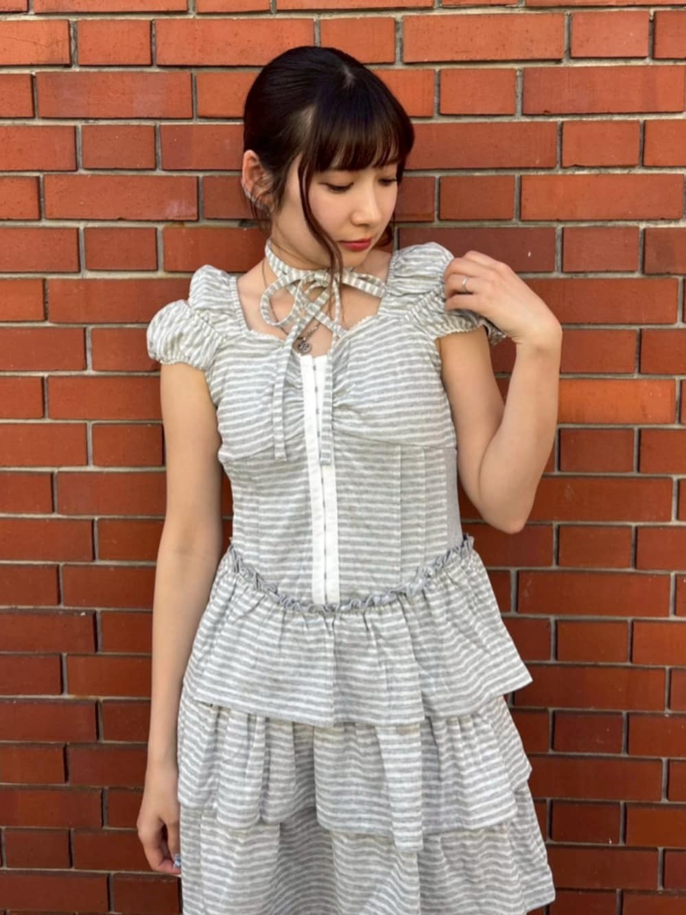 グレー系のワンピースを着用したレディースの夏コーディネートの4枚目の写真