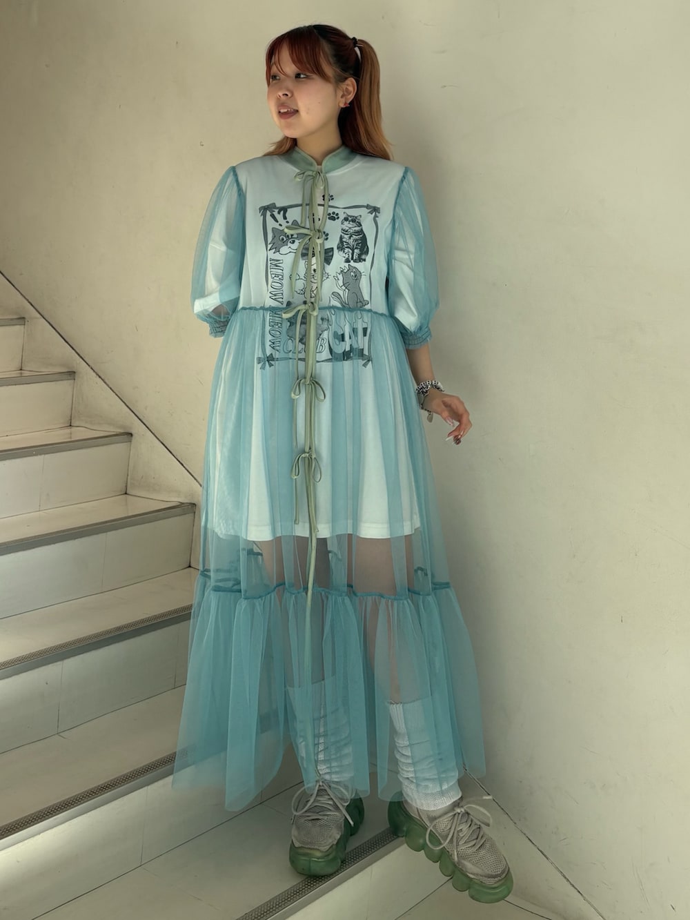 ブルー系のワンピース、ホワイト系のTシャツ/カットソーを着用したレディースの夏コーディネートの2枚目の写真