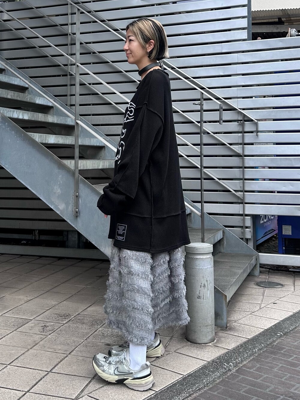 ブラック系のTシャツ/カットソー、グレー系のワンピース、シルバー系のシューズを着用したレディースの秋コーディネートの4枚目の写真