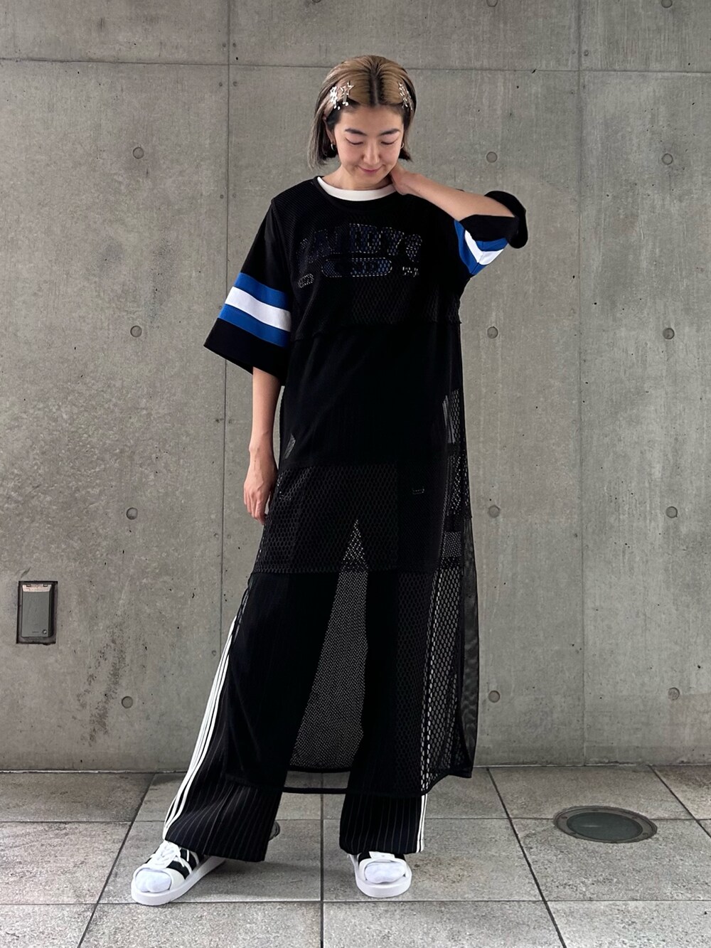 ブラック系のTシャツ/カットソー、ブラック系のその他パンツ、ブラック系のワンピースを着用したレディースの夏コーディネートの4枚目の写真