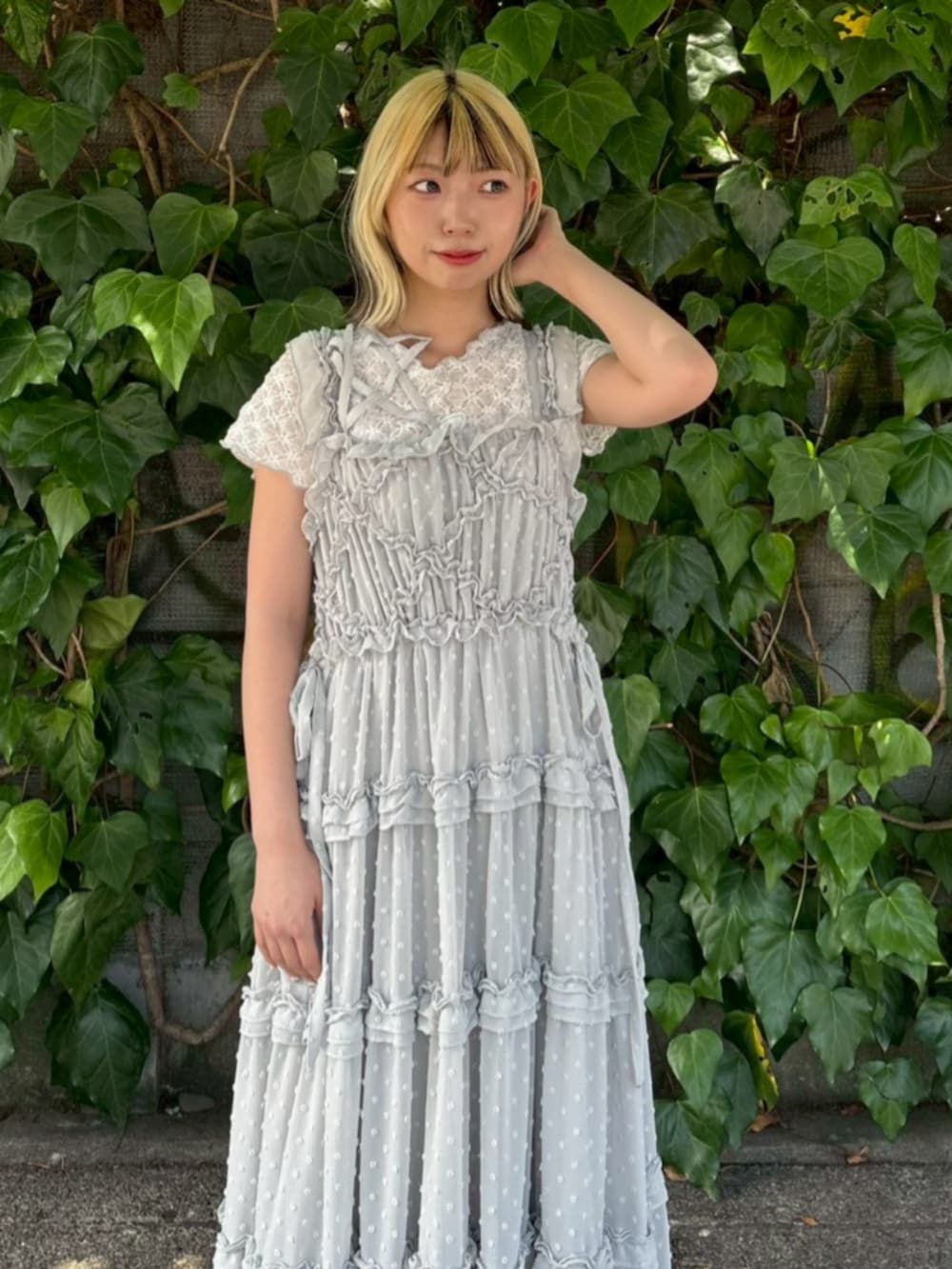 ホワイト系のTシャツ/カットソー、グレー系のワンピースを着用したレディースの夏コーディネートの3枚目の写真