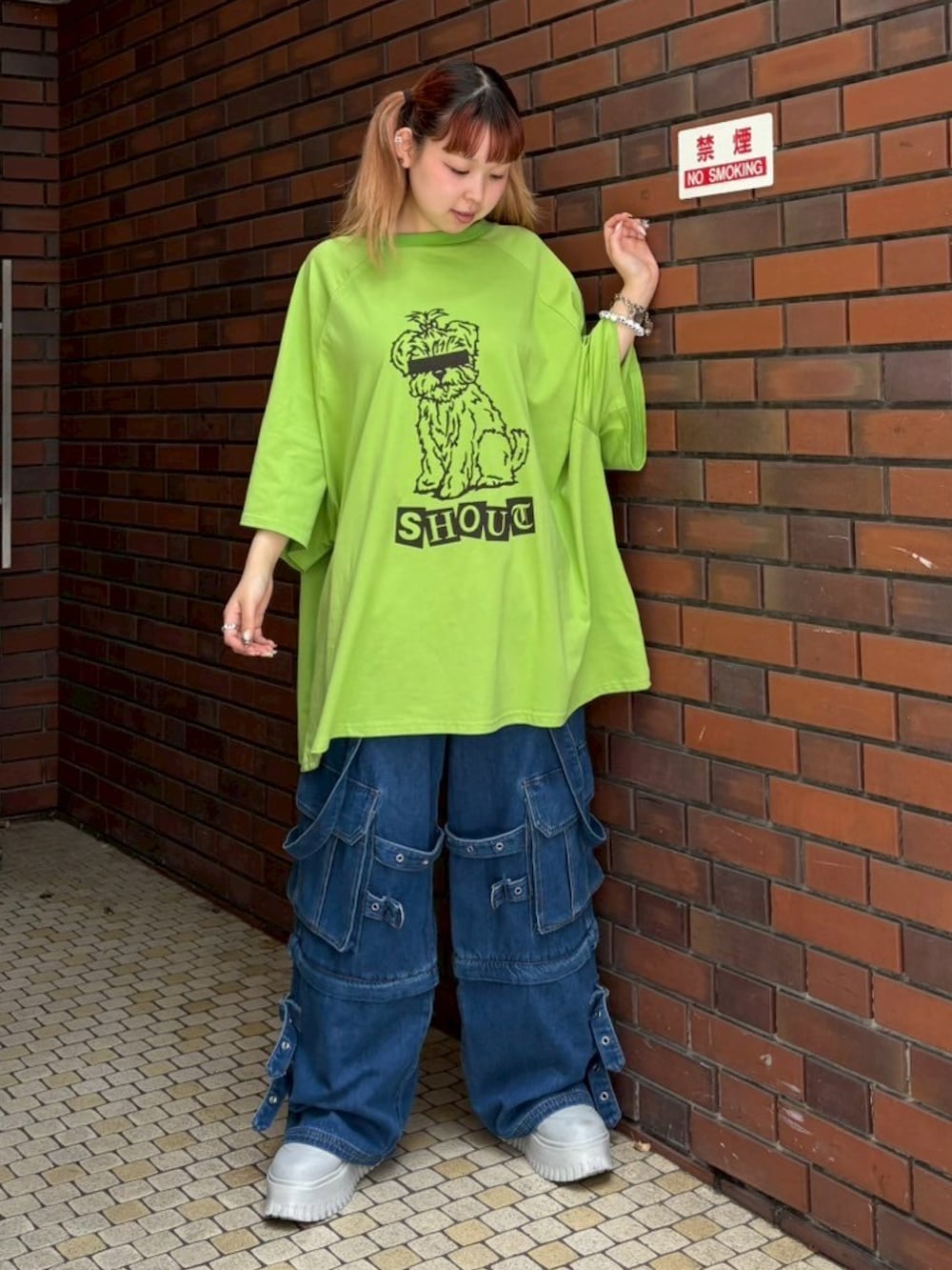 ブルー系のデニムパンツ、グリーン系のTシャツ/カットソーを着用したレディースの夏コーディネートの2枚目の写真
