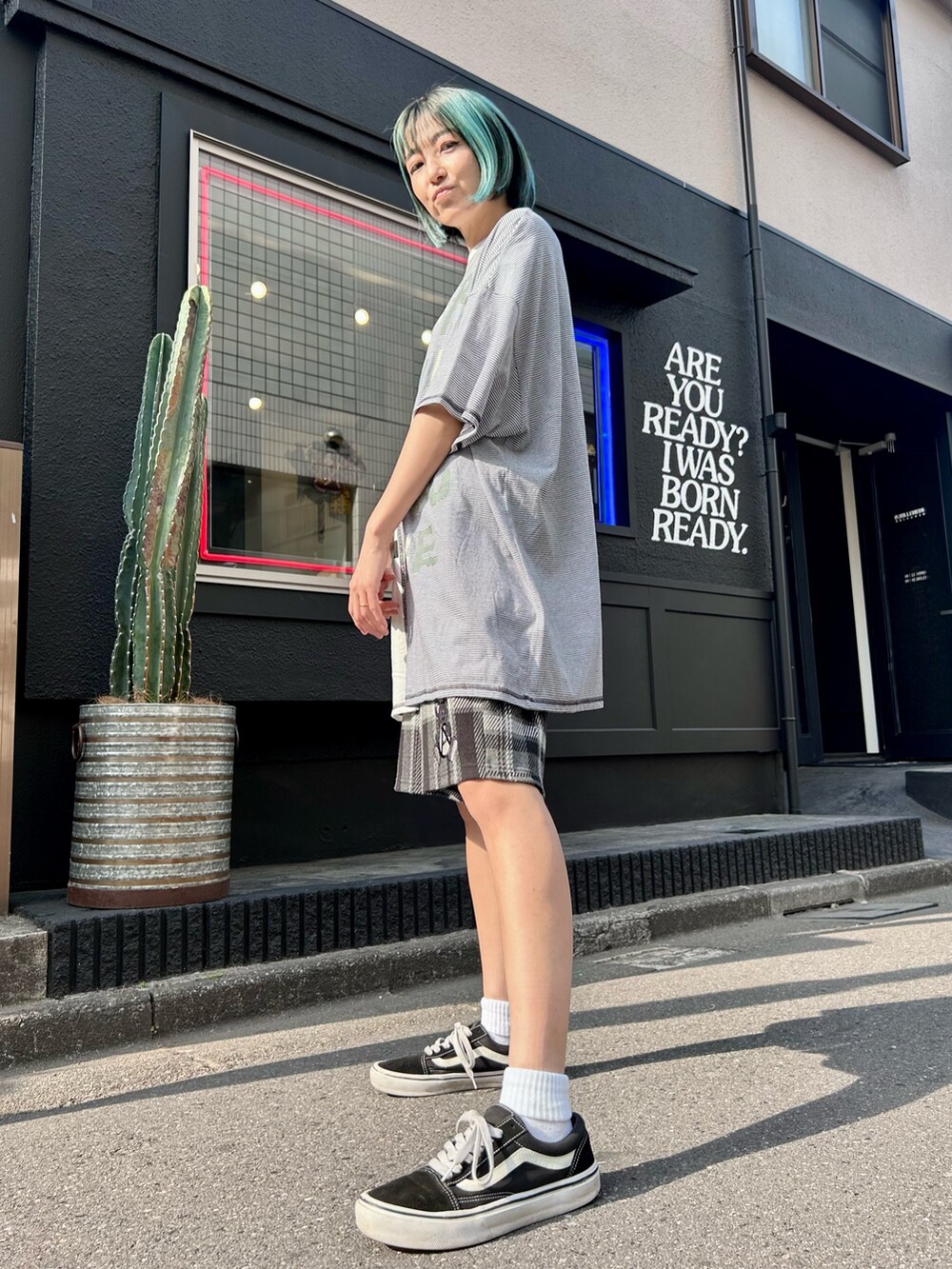 ブラック系のシューズ、ブラック系のその他パンツ、ホワイト系のTシャツ/カットソーを着用したレディースの春コーディネートの4枚目の写真