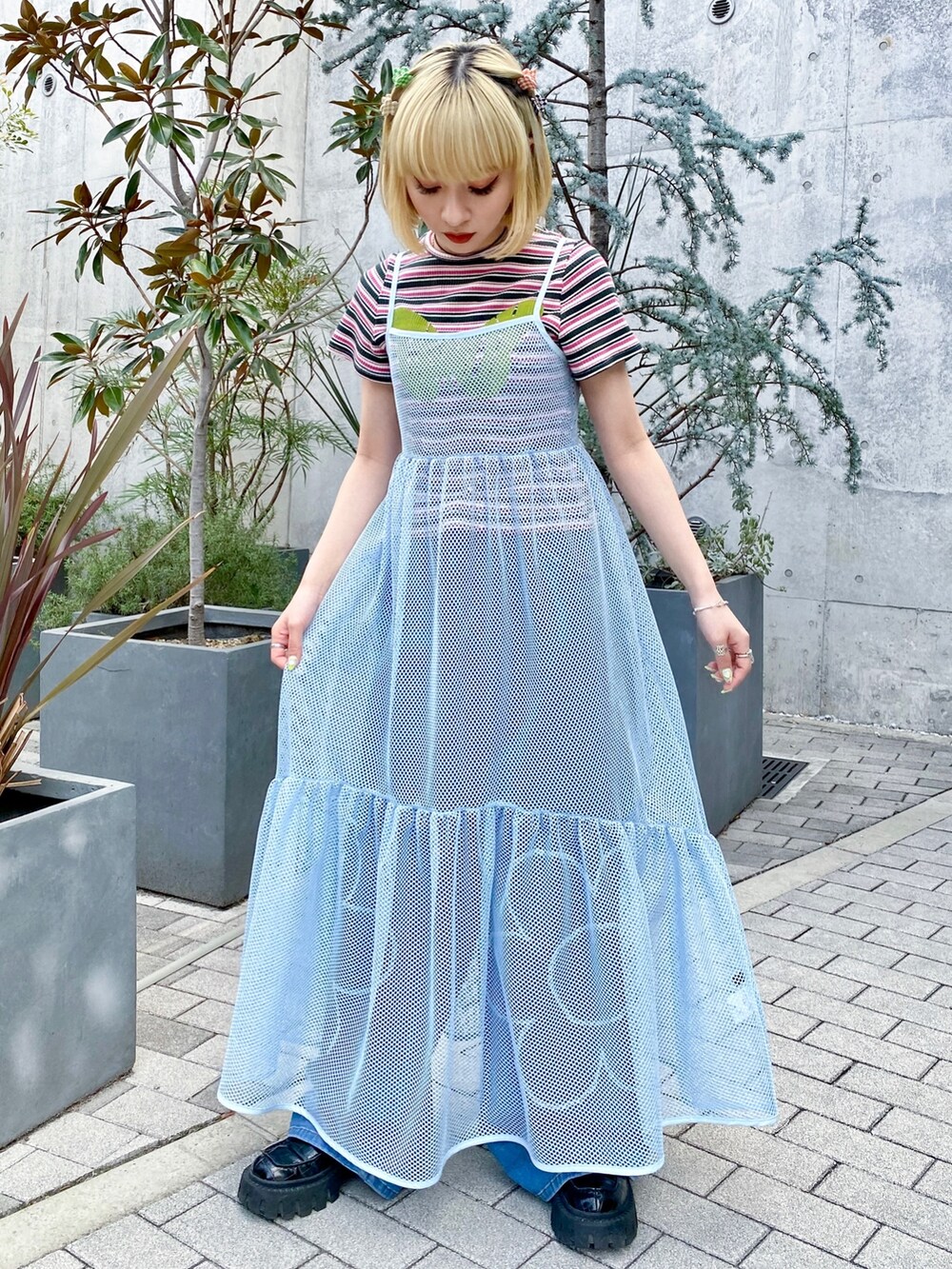 ブルー系のワンピース、ブルー系のデニムパンツ、グリーン系のTシャツ/カットソーを着用したレディースの夏コーディネートの2枚目の写真