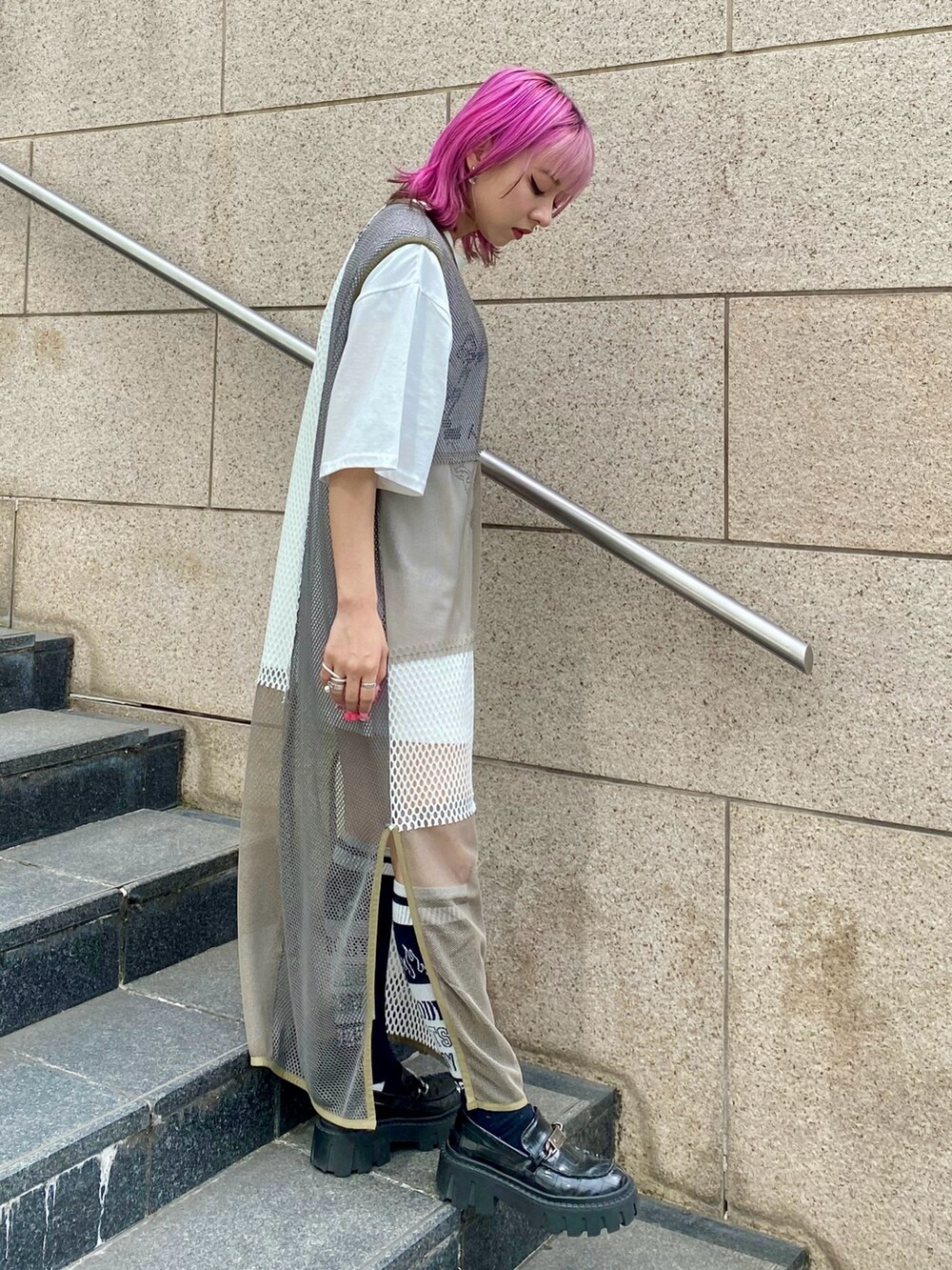 ホワイト系のTシャツ/カットソー、グリーン系のワンピース、ブラック系のローファーを着用したレディースの春コーディネートの3枚目の写真