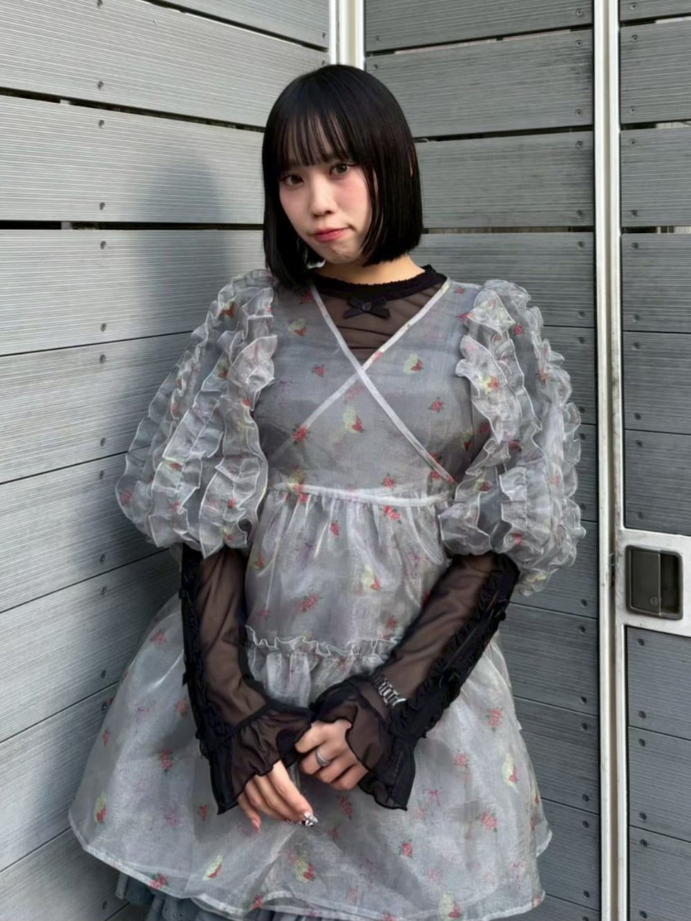 ブラック系のその他トップス、グレー系のその他パンツ、グレー系のワンピースを着用したレディースの春コーディネートの3枚目の写真