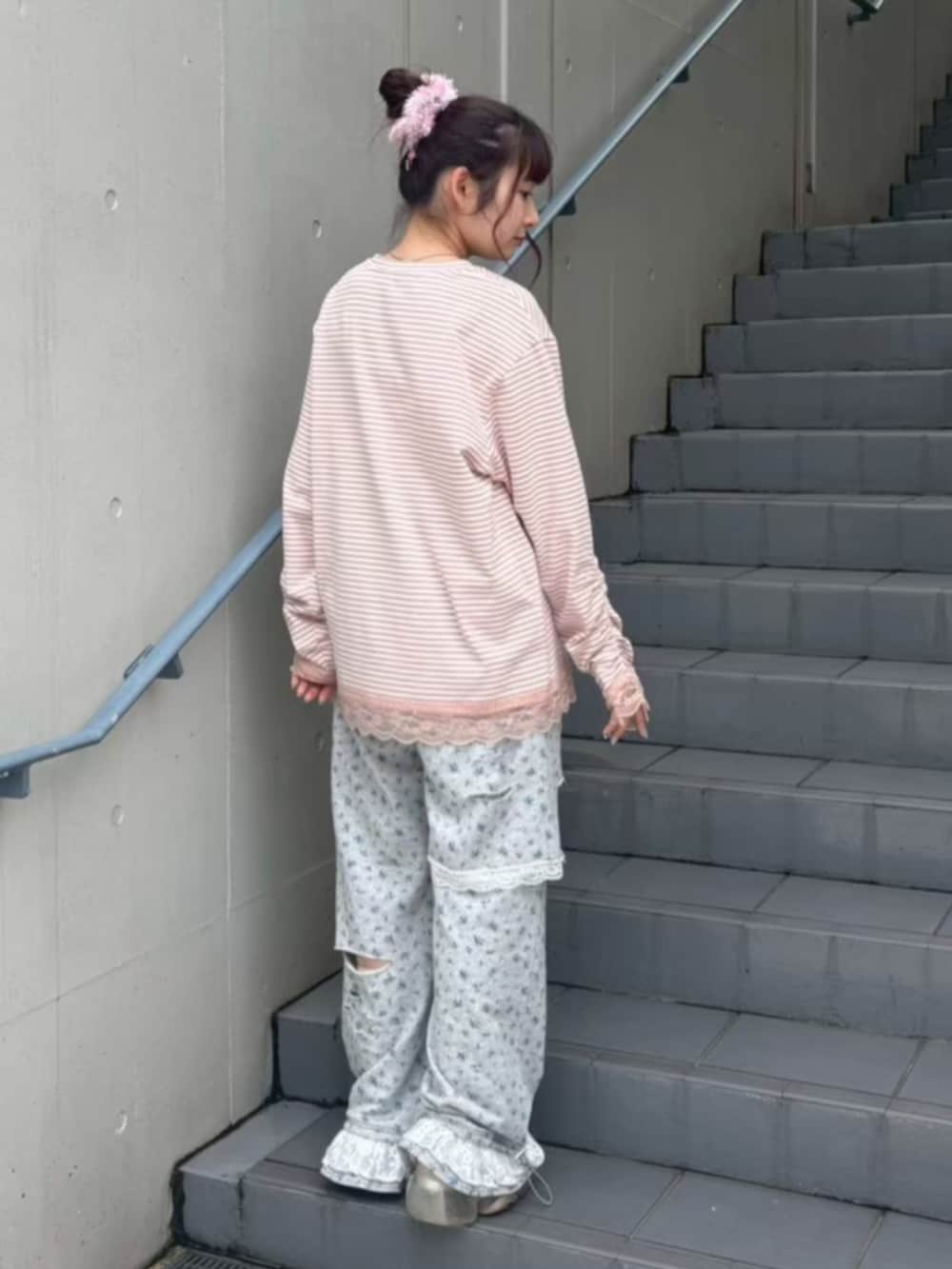ピンク系のTシャツ/カットソー、グレー系のスウェットパンツを着用したレディースの秋コーディネートの3枚目の写真