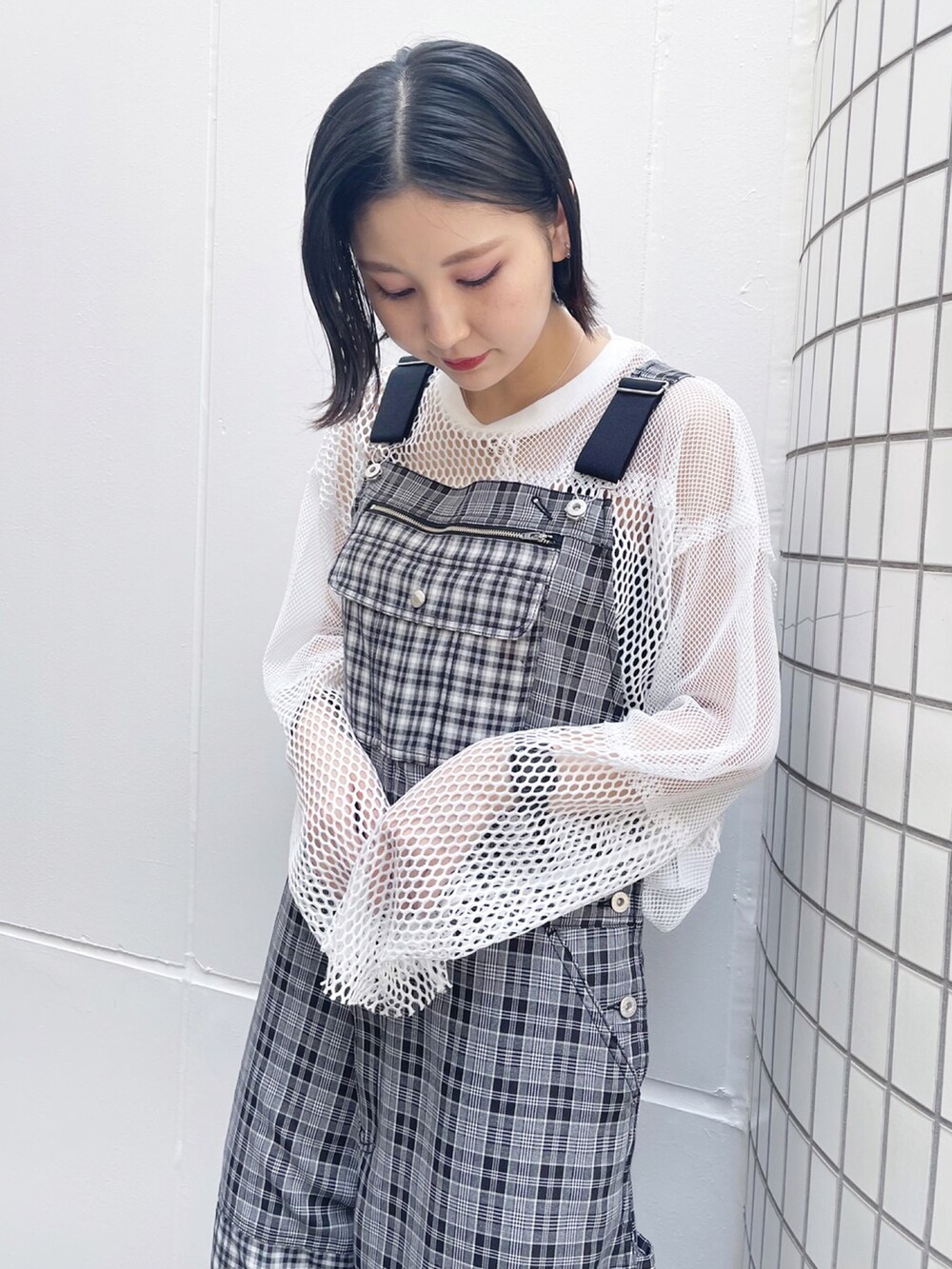 ブラック系のサロペット/オーバーオール、ホワイト系のTシャツ/カットソーを着用したレディースの夏コーディネートの4枚目の写真