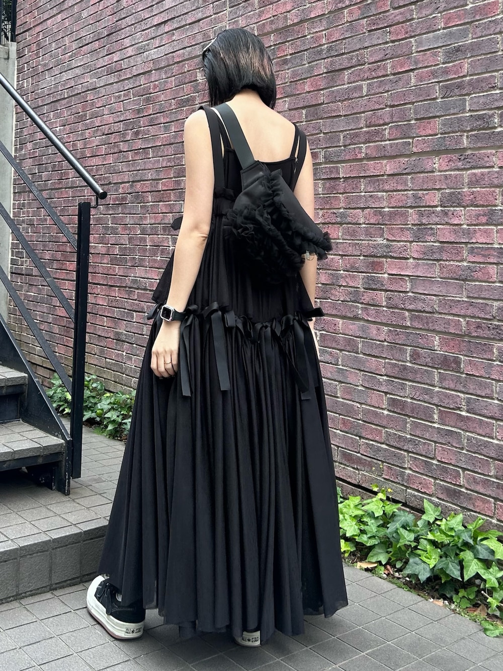 ブラック系のボディバッグ/ウエストポーチ、ブラック系のワンピース、ブラック系のスカートを着用したレディースの夏コーディネートの6枚目の写真