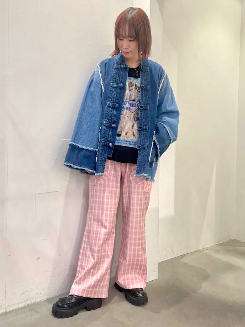 ピンク系のその他パンツ、ブルー系のデニムジャケット、ブラック系のその他トップスを着用したレディースの冬コーディネートの3枚目の写真