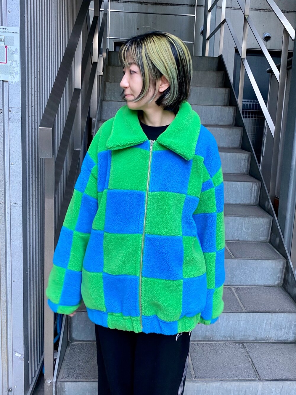 ブラック系のその他パンツ、ブラック系のTシャツ/カットソー、グリーン系のその他アウターを着用したレディースの秋コーディネートの4枚目の写真
