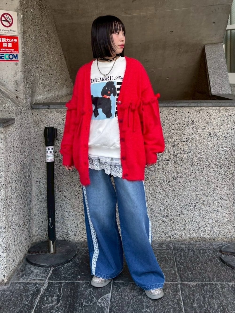 ブルー系のデニムパンツ、ホワイト系のスウェット、レッド系のカーディガン/ボレロを着用したレディースの冬コーディネートの2枚目の写真