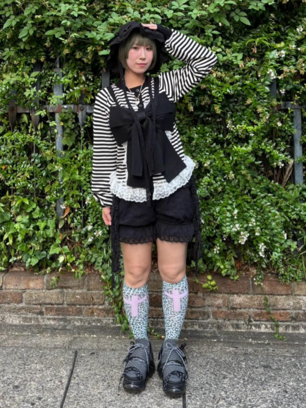 ブラック系のその他トップス、ブラック系のその他パンツ、ブラック系のカーディガン/ボレロを着用したレディースの秋コーディネートの2枚目の写真
