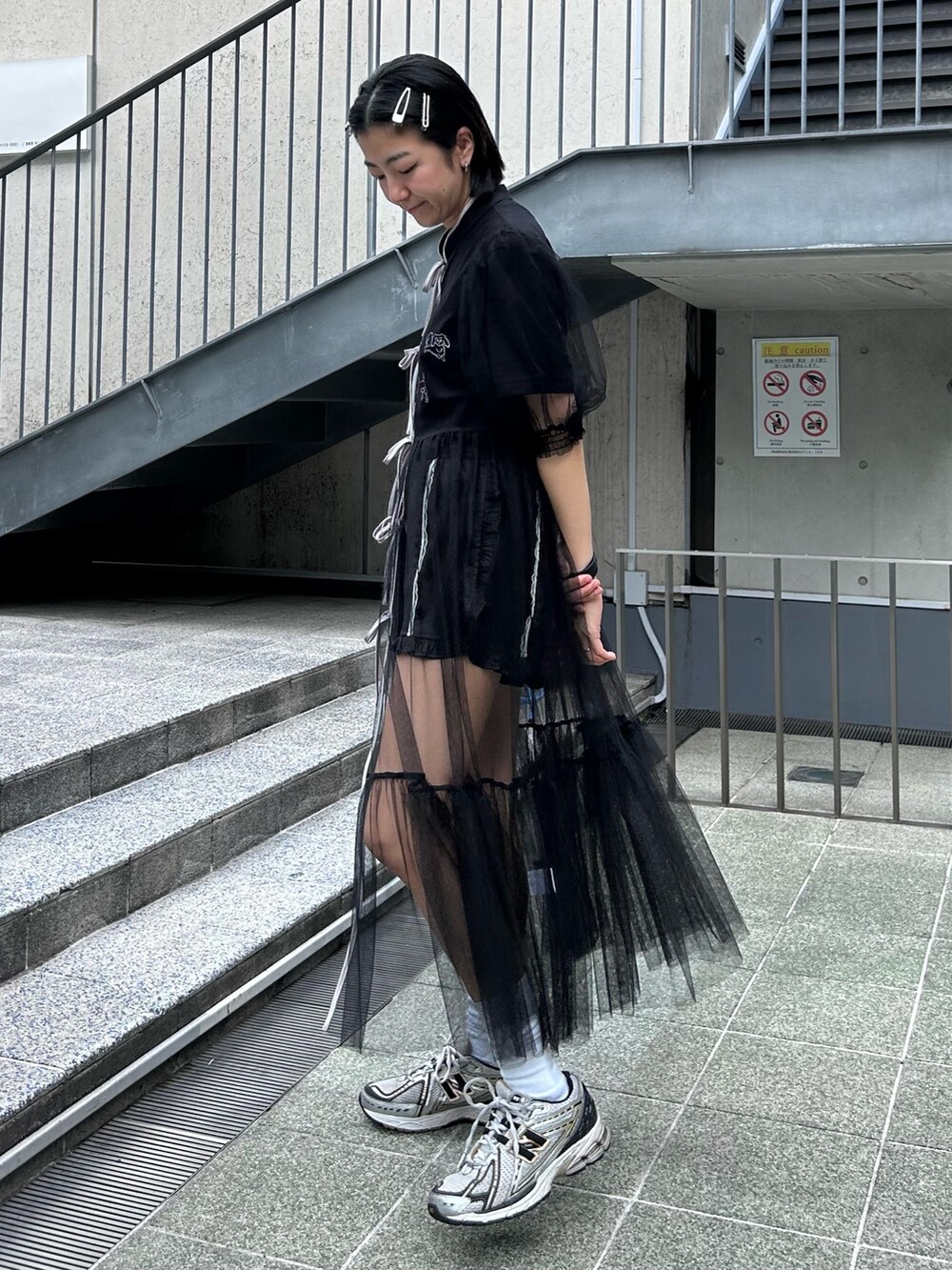 ブラック系のその他パンツ、ブラック系のTシャツ/カットソー、ブラック系のワンピースを着用したレディースの夏コーディネートの5枚目の写真