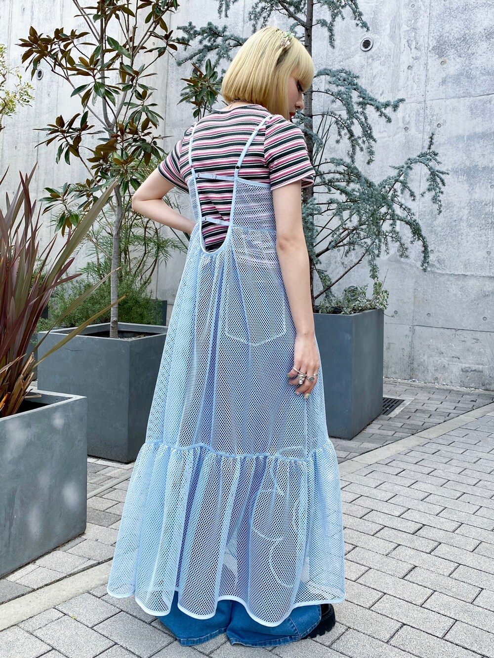 ブルー系のワンピース、ブルー系のデニムパンツ、グリーン系のTシャツ/カットソーを着用したレディースの夏コーディネートの4枚目の写真